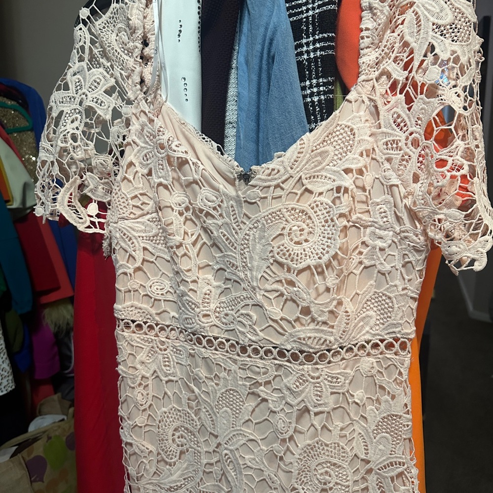 NWOT - Lulus embroidered pink dress, medium